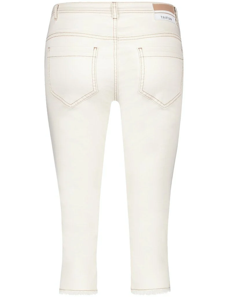 Caprijeans mit Kontrastnähten