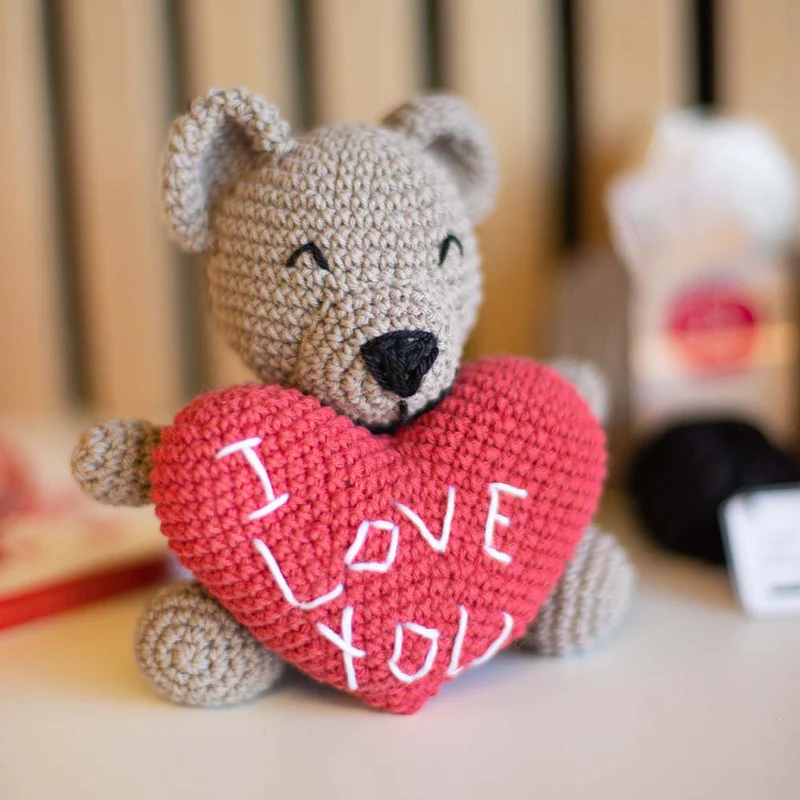 Häkelanleitung für den Valentinstag-Bären „I Love You“