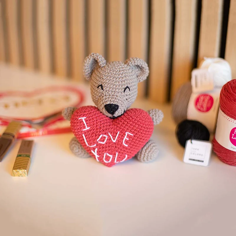 Häkelanleitung für den Valentinstag-Bären „I Love You“