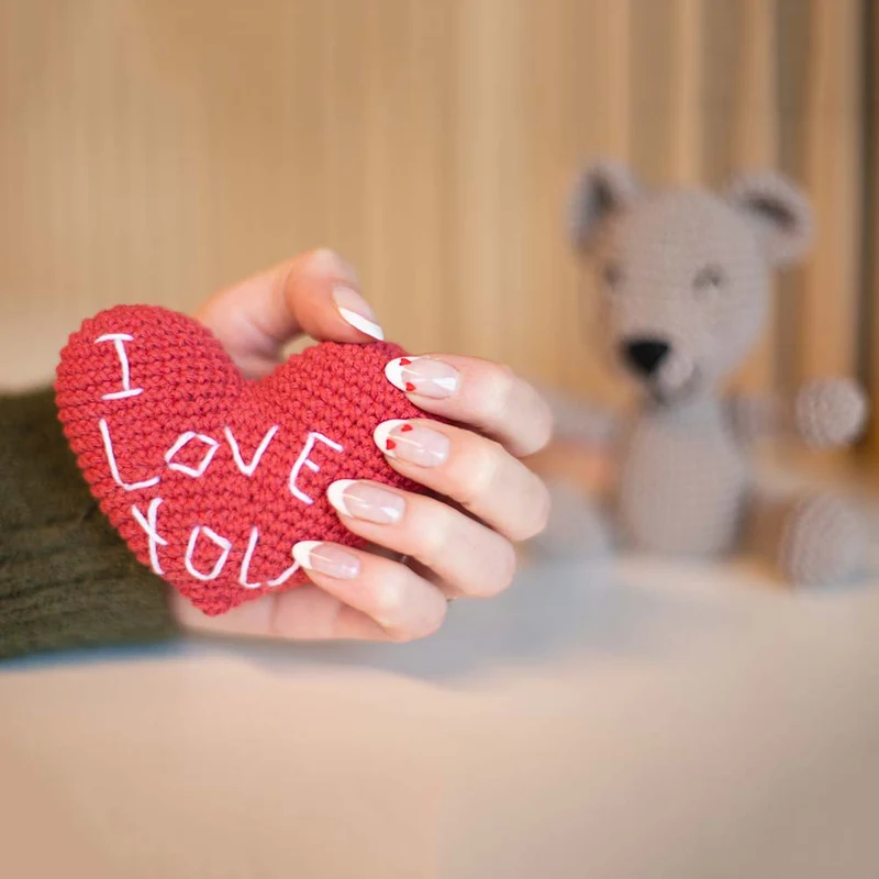 Häkelanleitung für den Valentinstag-Bären „I Love You“