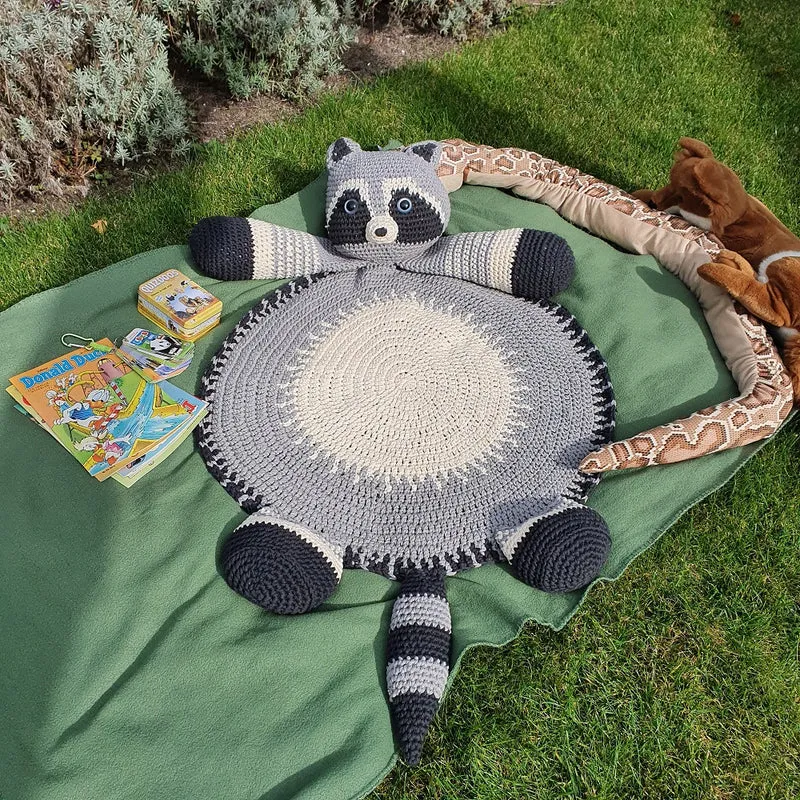 Häkelanleitung für die Kuscheldecke „Little Racoon“
