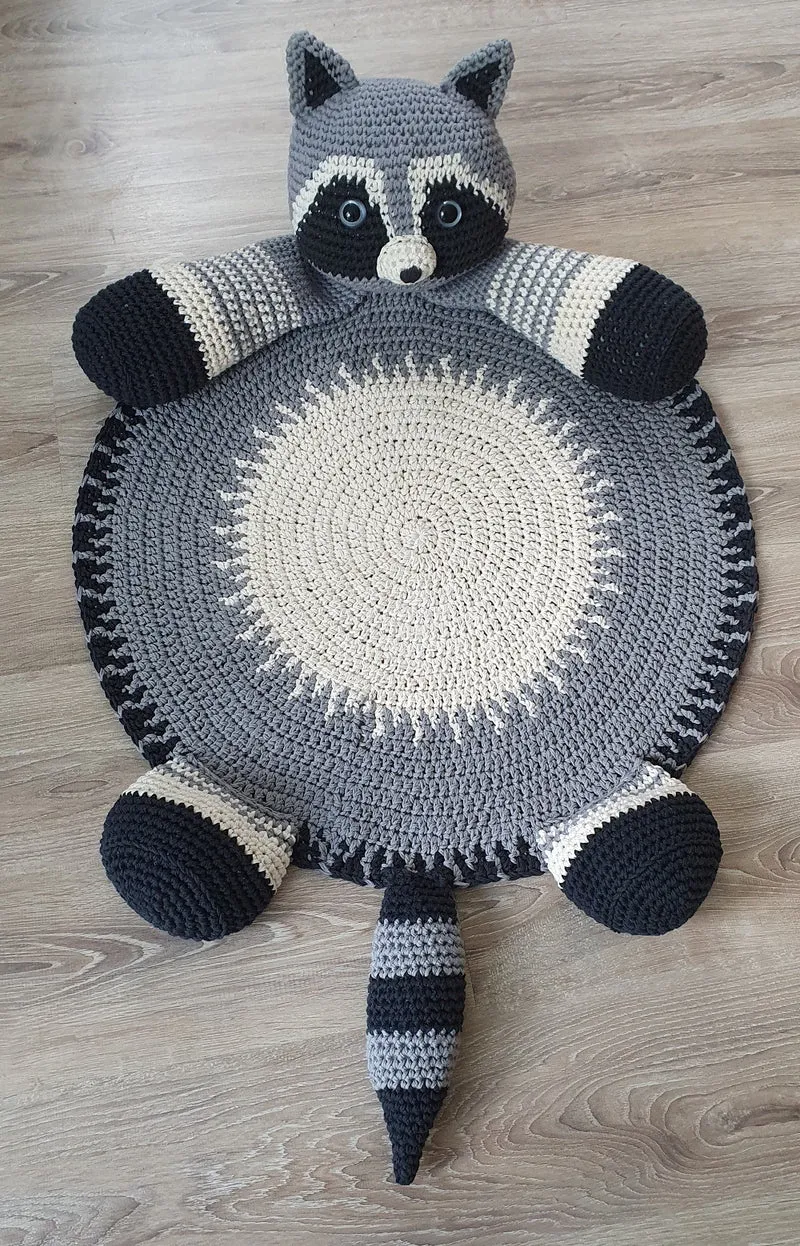 Häkelanleitung für die Kuscheldecke „Little Racoon“