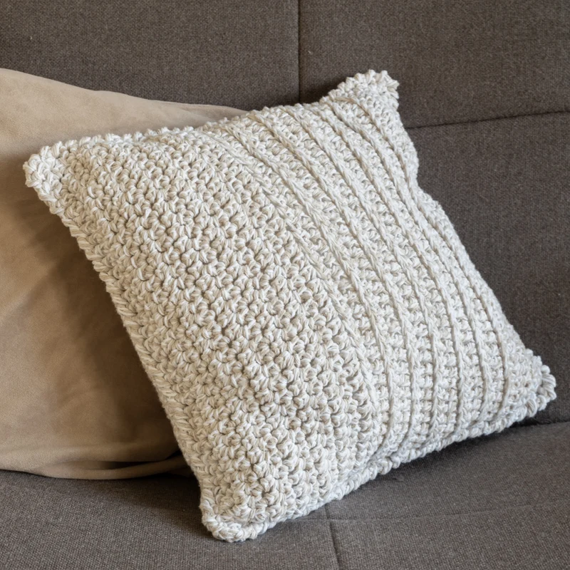 Häkelanleitung „Be Gentle Cushion“ von Yarn and Colors (digital)
