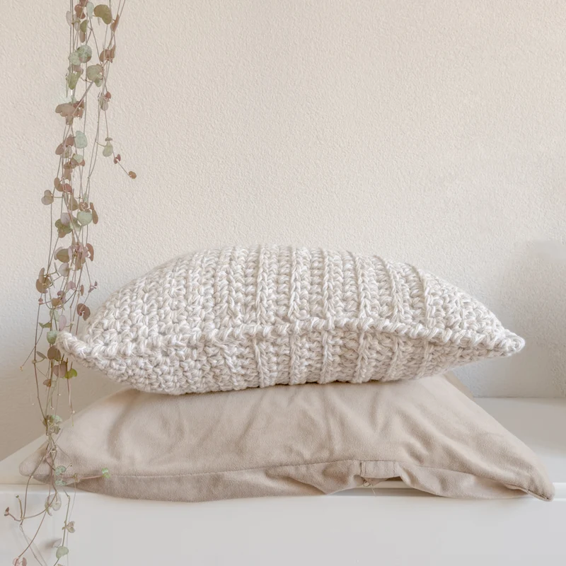 Häkelanleitung „Be Gentle Cushion“ von Yarn and Colors (digital)