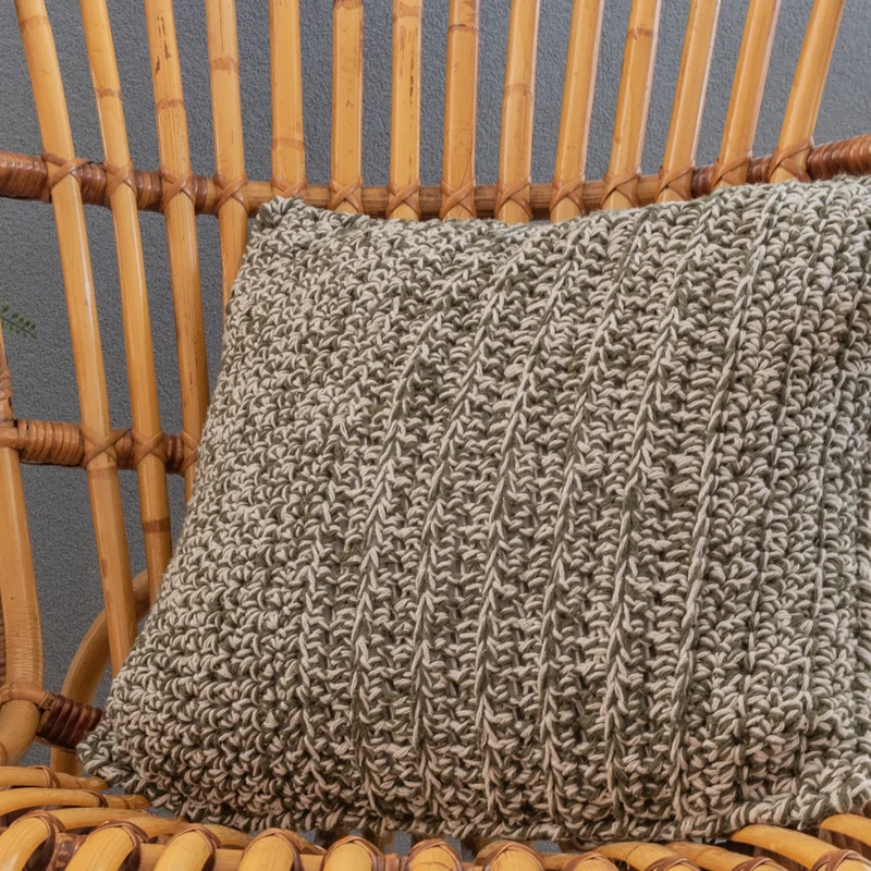 Häkelanleitung „Be Gentle Cushion“ von Yarn and Colors (digital)