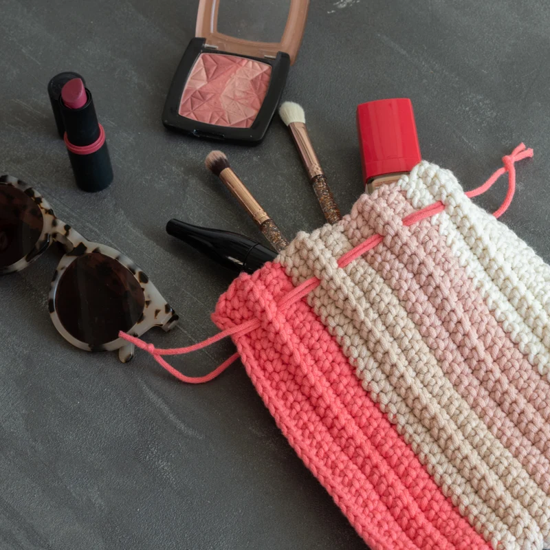 Häkelanleitung „Yarn and Colors Ruffle Pouch“