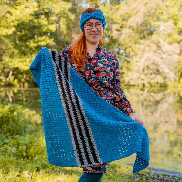 Häkelanleitung „Criss Cross Dot Scarf“ von Yarn and Colors