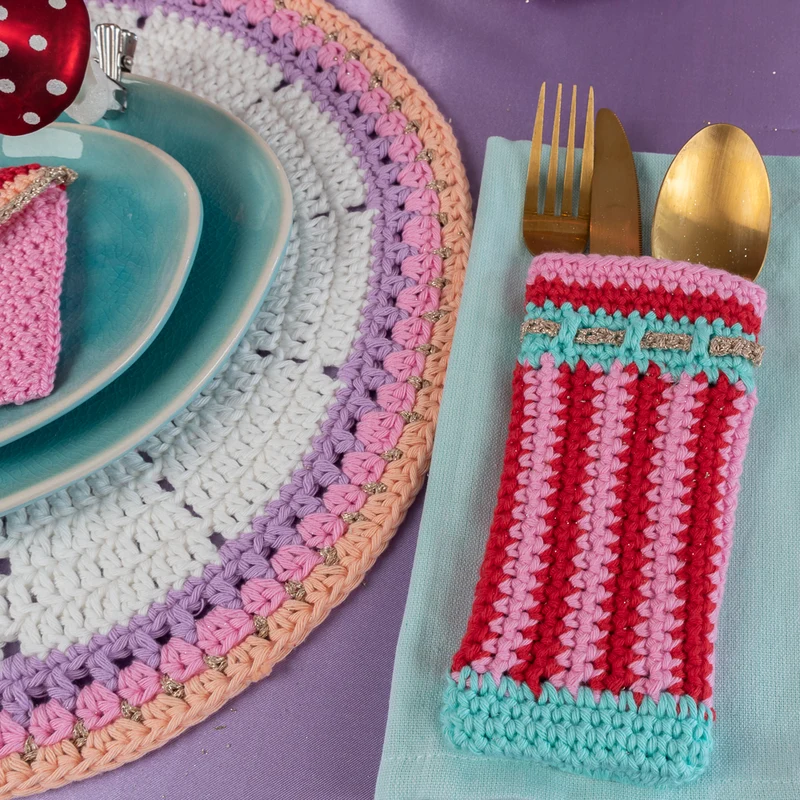 Häkelanleitung „Yarn and Colors Colorful Christmas Cutlery Keeper“