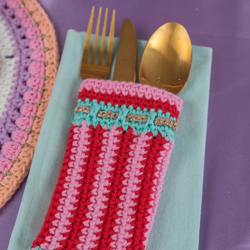 Häkelanleitung „Yarn and Colors Colorful Christmas Cutlery Keeper“