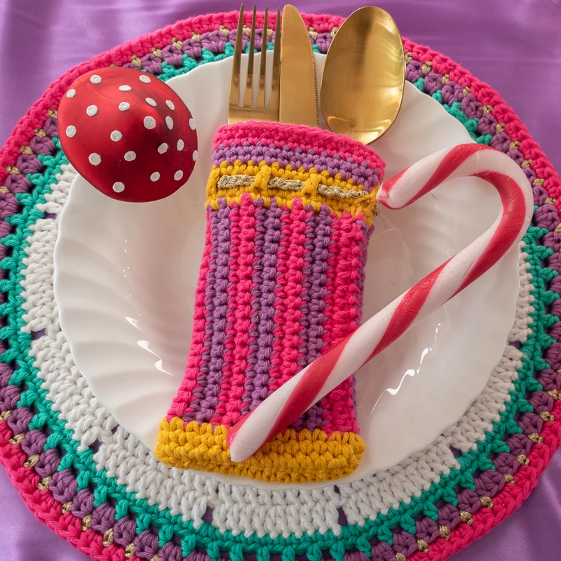 Häkelanleitung „Yarn and Colors Colorful Christmas Cutlery Keeper“