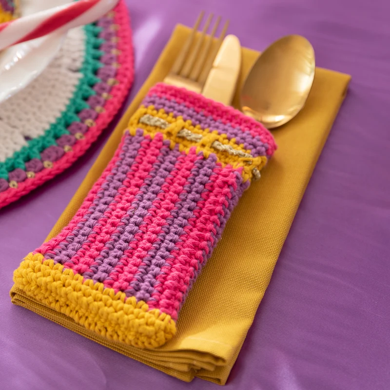 Häkelanleitung „Yarn and Colors Colorful Christmas Cutlery Keeper“