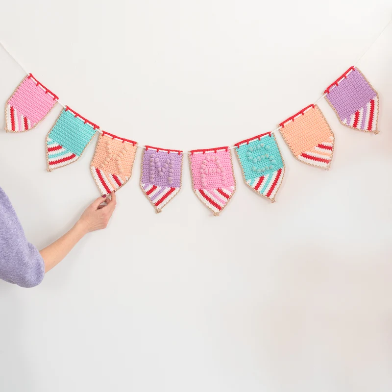 Häkelanleitung „Yarn and Colors Colorful Christmas Bunting“ (digital)