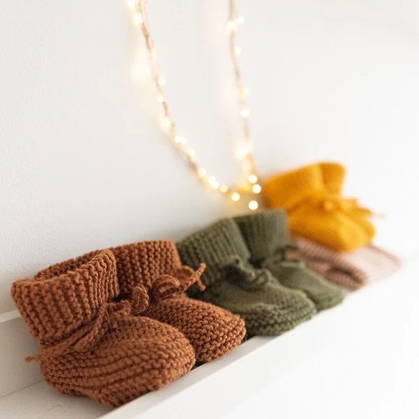 Strickanleitung „Oh Baby!“ von Yarn and Colors: Gestrickte Babyschuhe (digital)