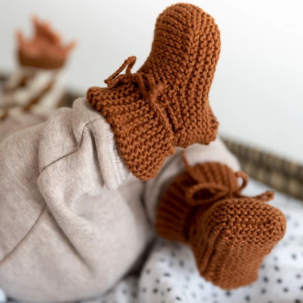 Strickanleitung „Oh Baby!“ von Yarn and Colors: Gestrickte Babyschuhe (digital)