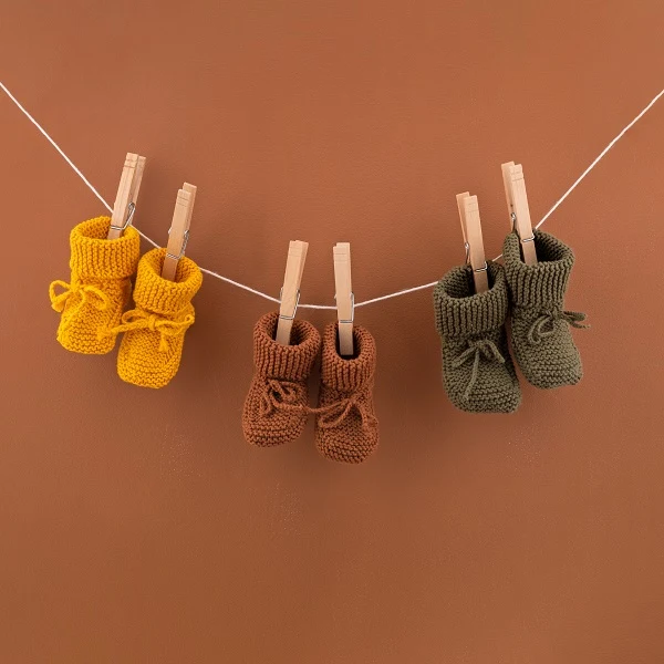 Strickanleitung „Oh Baby!“ von Yarn and Colors: Gestrickte Babyschuhe (digital)