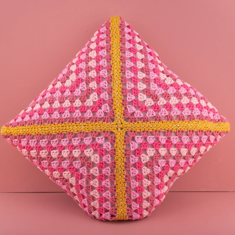 Häkelanleitung „Granny’s Shiny Cushion“