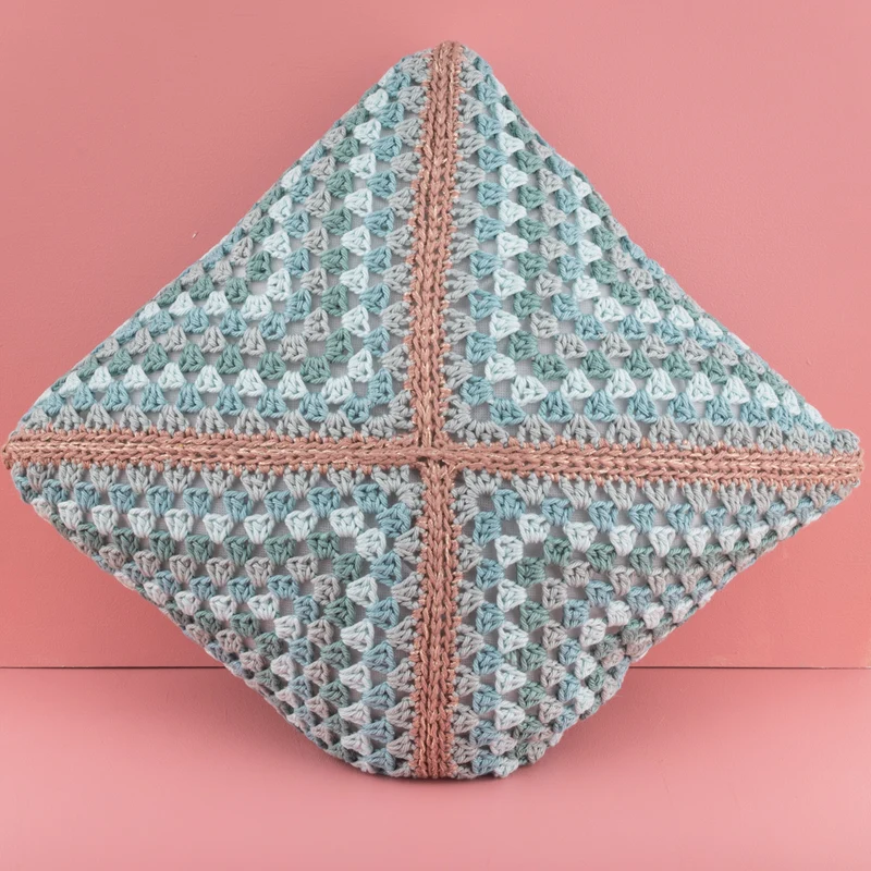 Häkelanleitung „Granny’s Shiny Cushion“