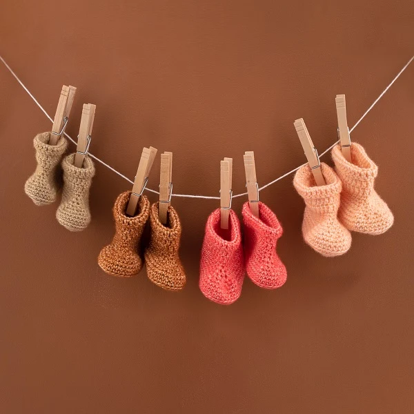Häkelanleitung „Yarn and Colors Oh Baby! Crochet Booties“ (digital)