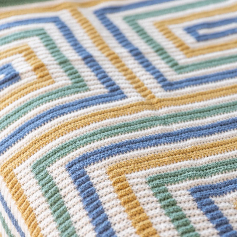 Häkelanleitung „Amazing Stripey Blanket“ von Yarn and Colors