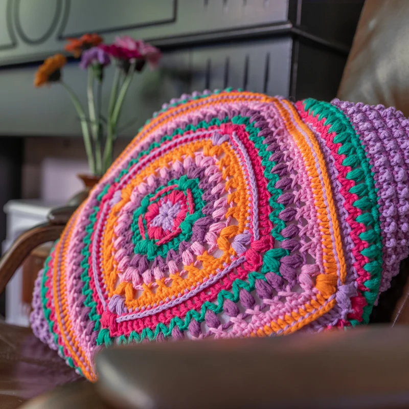 Häkelanleitung „Yarn and Colors Granny’s Diamond Cushion“ (digital)