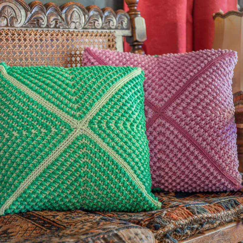 Häkelanleitung „Yarn and Colors Granny’s Diamond Cushion“ (digital)