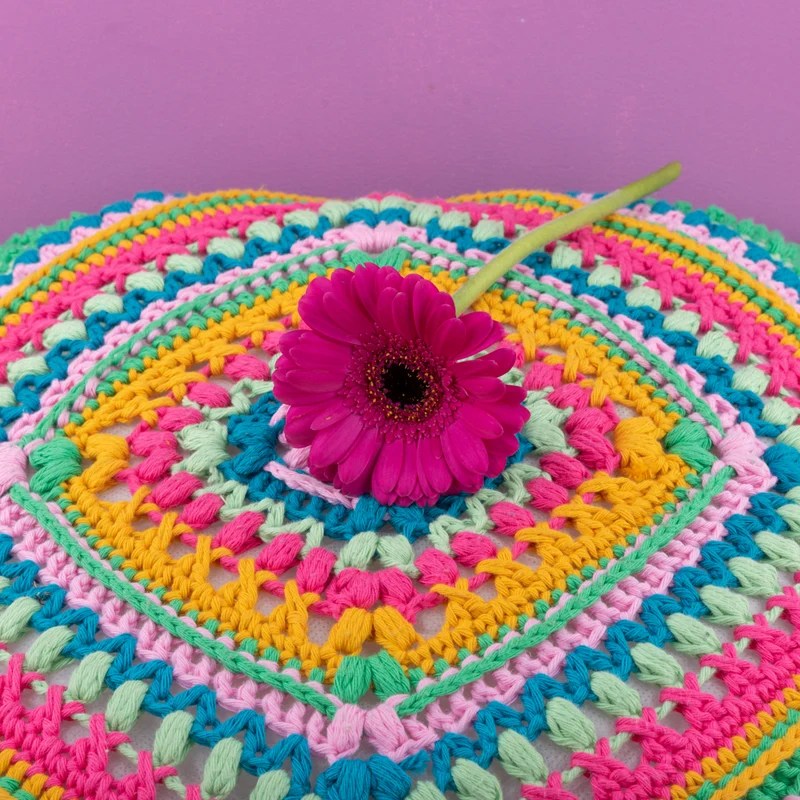 Häkelanleitung „Yarn and Colors Granny’s Diamond Cushion“ (digital)