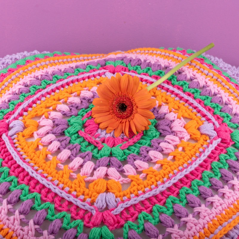 Häkelanleitung „Yarn and Colors Granny’s Diamond Cushion“ (digital)