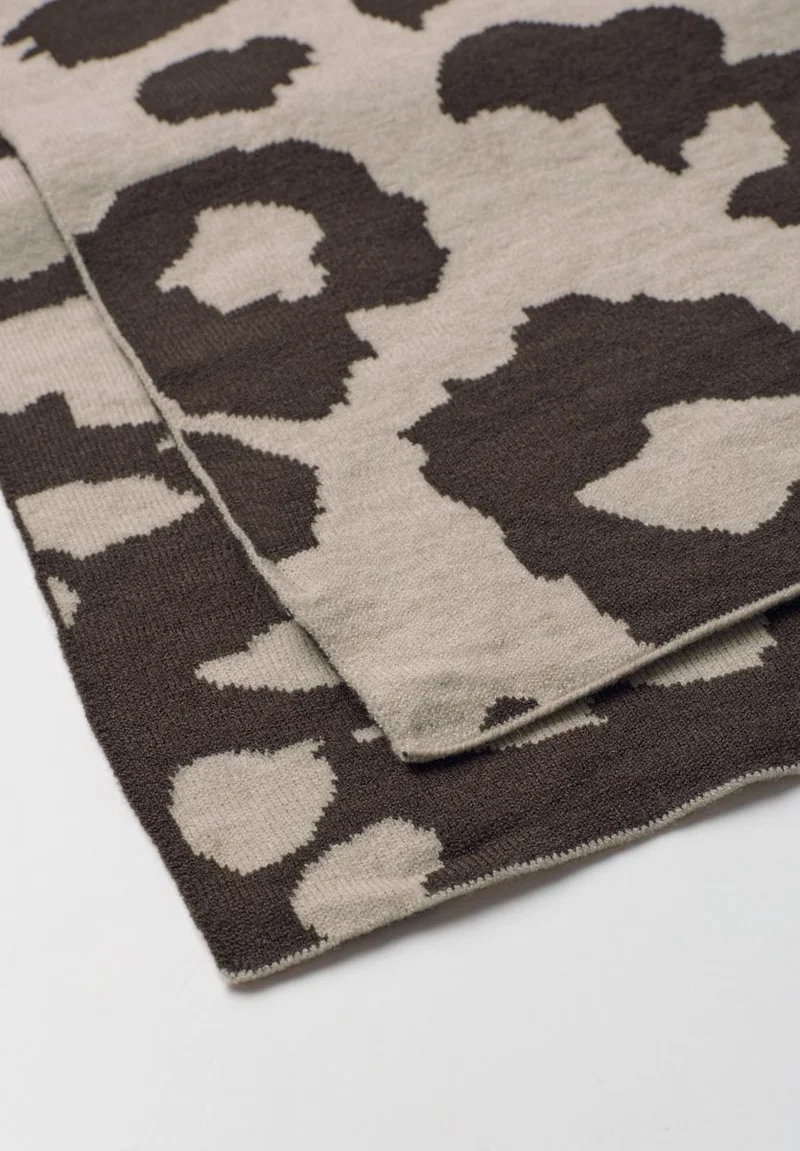 Langer Feinstrickschal mit Leo-Muster