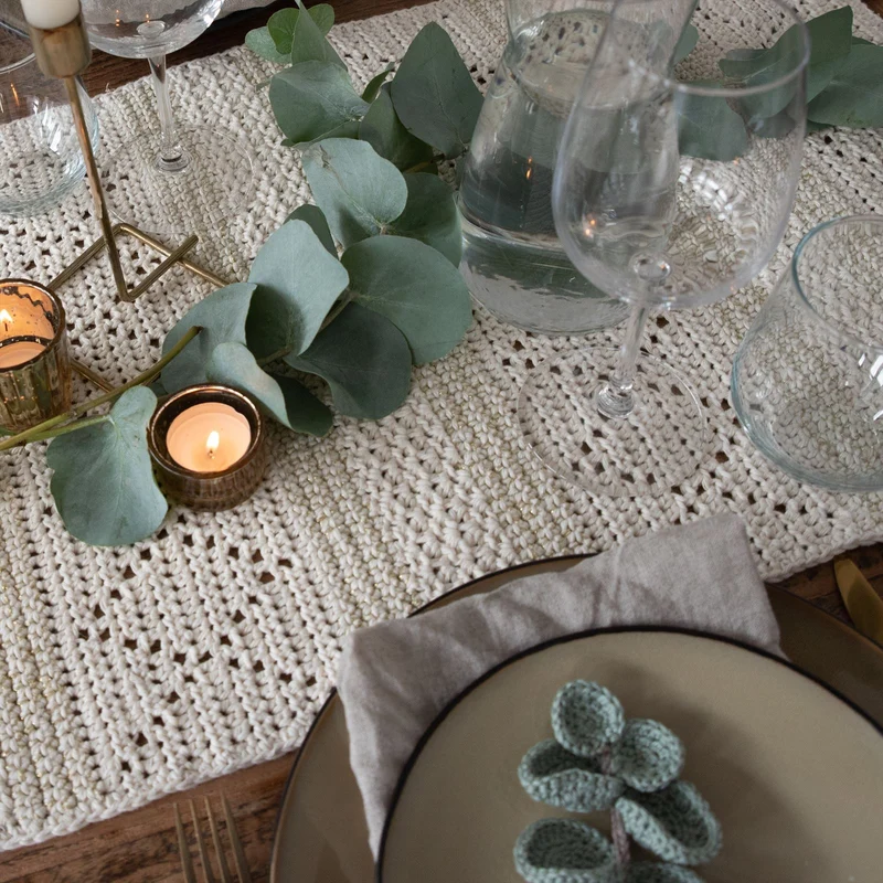 Häkelanleitung „Yarn and Colors Glamorous Table Runner“ (digital)