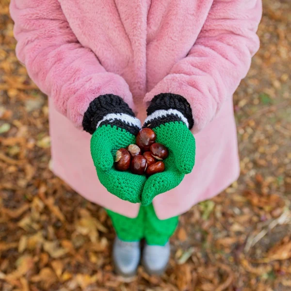 Häkelanleitung „Yarn and Colors Black White and Bright Mittens“