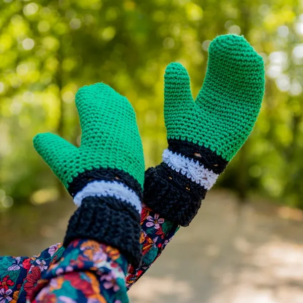 Häkelanleitung „Yarn and Colors Black White and Bright Mittens“