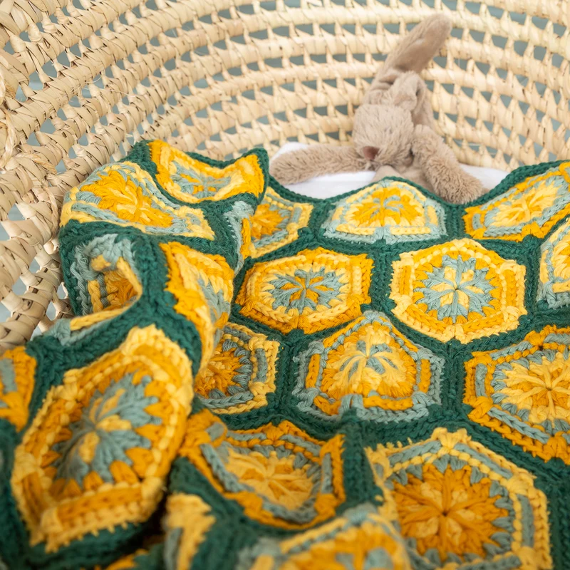 Häkelanleitung „Yarn and Colors Flower Hexagon Baby Blanket“ (digital)