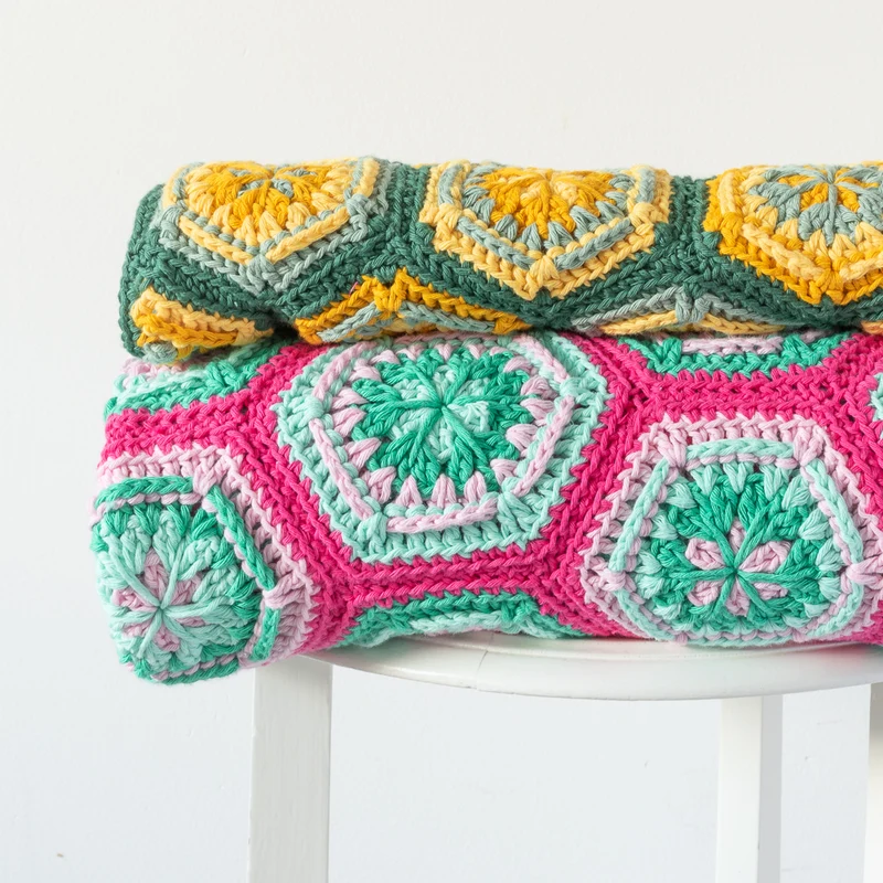 Häkelanleitung „Yarn and Colors Flower Hexagon Baby Blanket“ (digital)