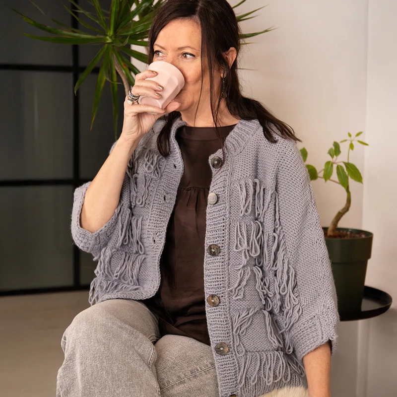 „Happy“-Jacke mit Fransen – Garn- und Strickpaket