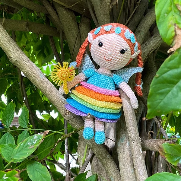 Häkelanleitung „Ruby, die Regenbogenelfe“