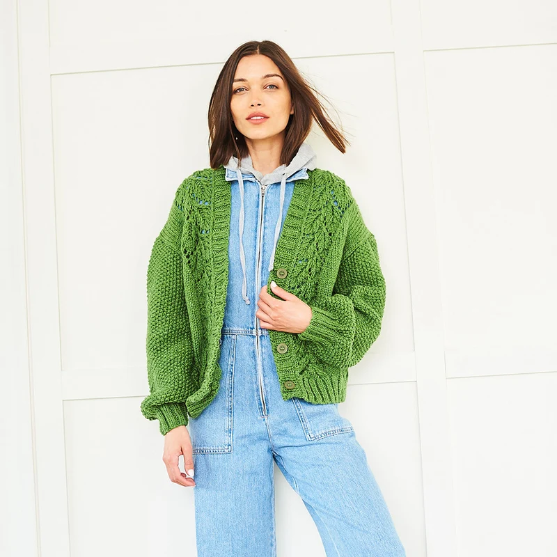 Stylecraft-Strickanleitung „Softie“ – Strickjacken mit V-Ausschnitt und Rundhalsausschnitt (2 Modelle)