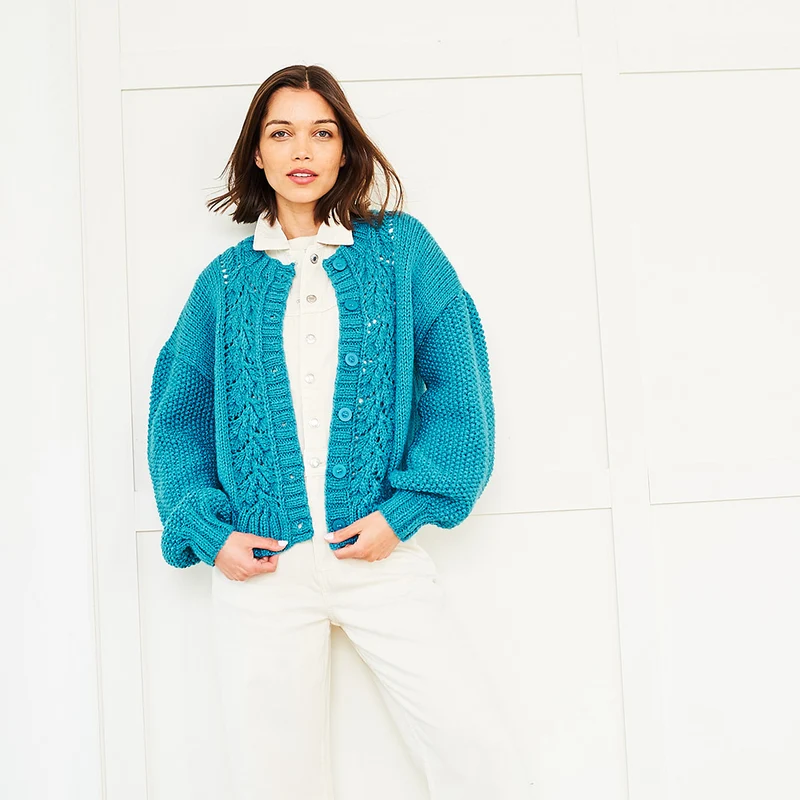 Stylecraft-Strickanleitung „Softie“ – Strickjacken mit V-Ausschnitt und Rundhalsausschnitt (2 Modelle)