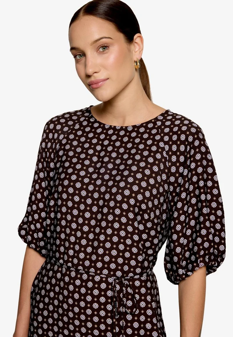 Gemustertes Minikleid mit Bindegürtel