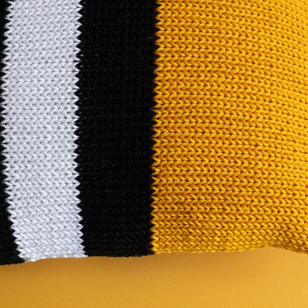 Yarn and Colors „Black, White and Bright“ – Strickpaket für ein bequemes Kissen