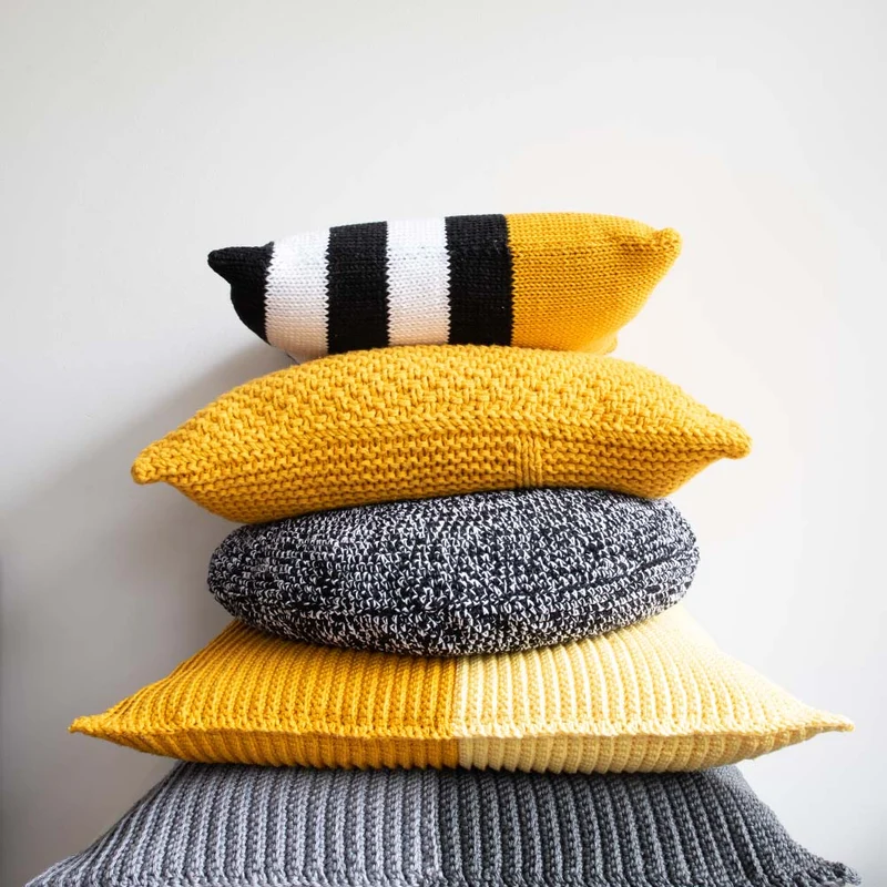 Yarn and Colors „Black, White and Bright“ – Strickpaket für ein bequemes Kissen