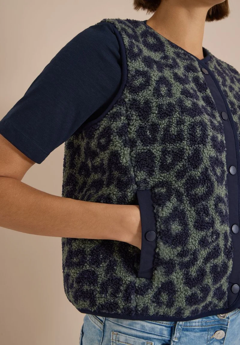 Teddy-Weste mit Softshelldetails und Leo-Muster
