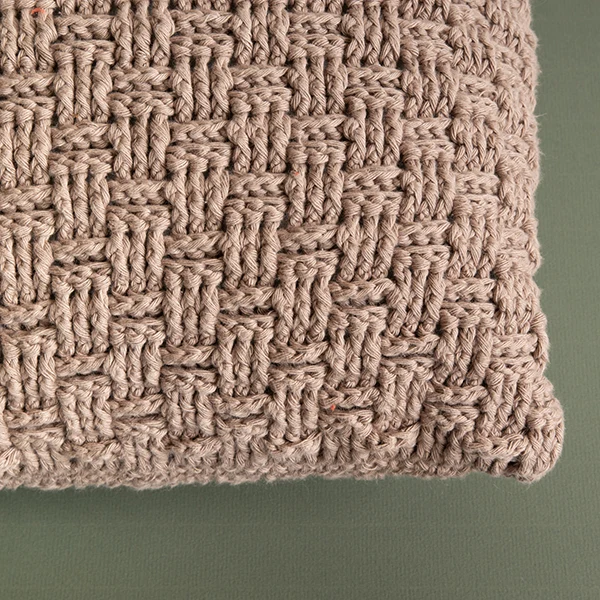 Yarn and Colors „Basketweave Comfy Cushion“ Häkelpaket