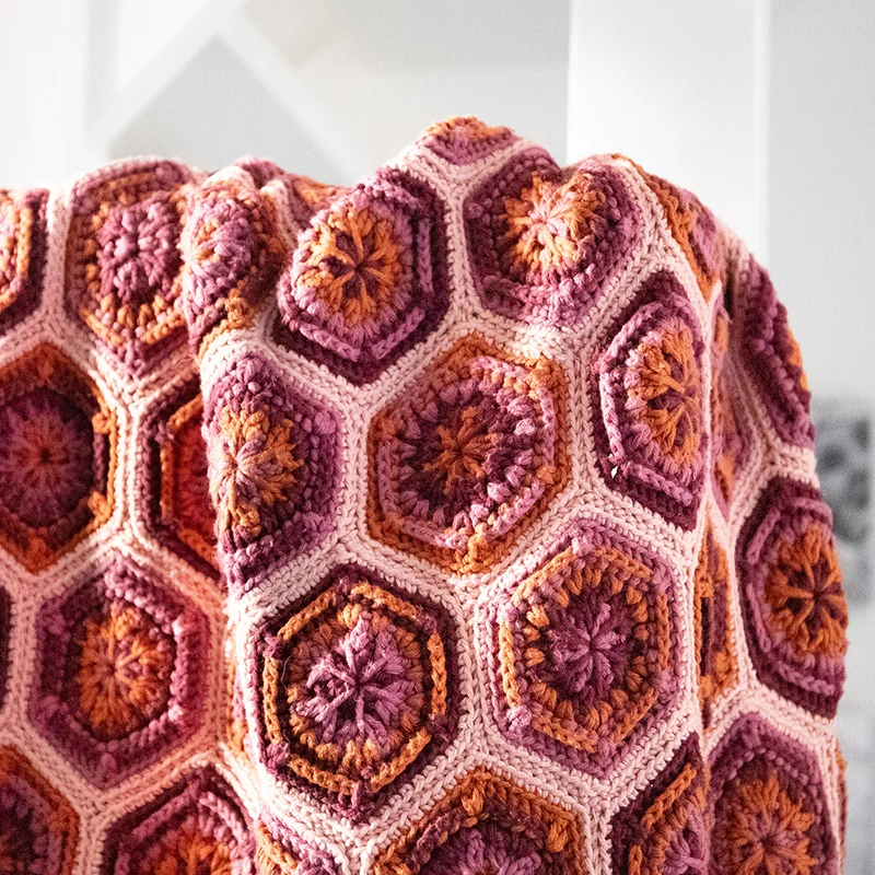 Yarn and Colors „Flower Hexagon Blanket“ Häkelpaket