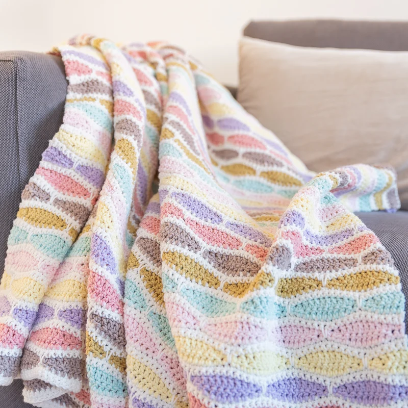 Yarn and Colors „Stripy Waves“ Decke – Häkelpaket