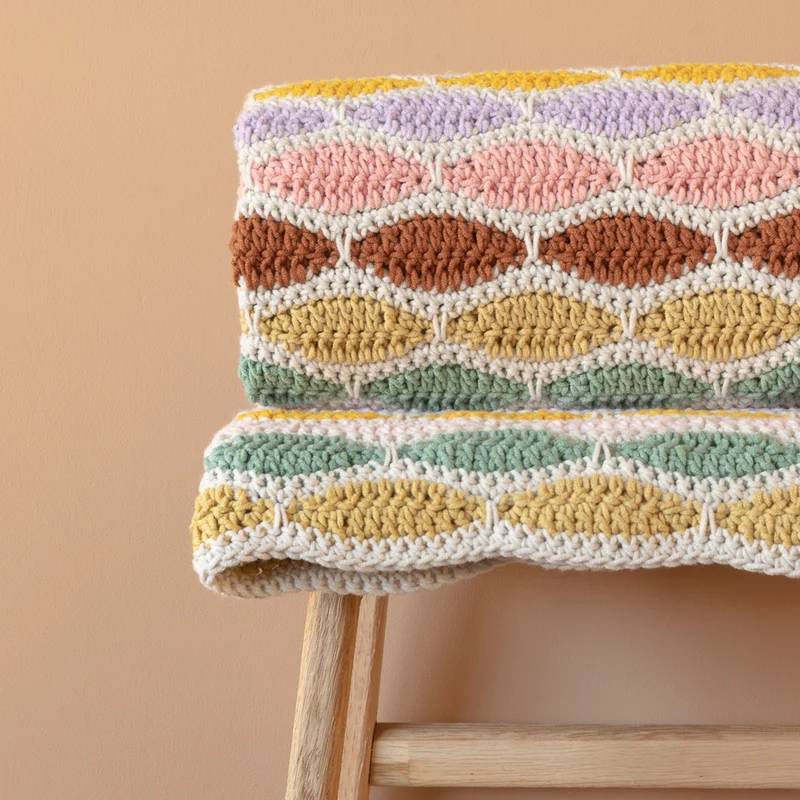 Yarn and Colors „Stripy Waves“ Decke – Häkelpaket