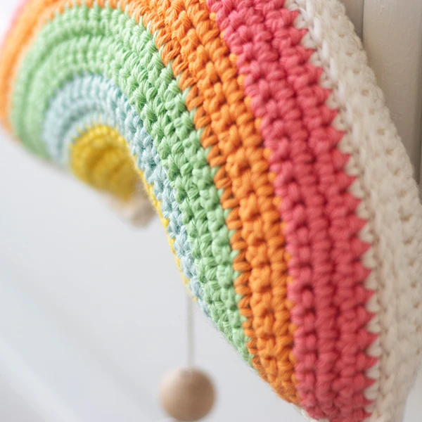 Wollplatz Regenbogen-Spieluhr – Häkelpaket