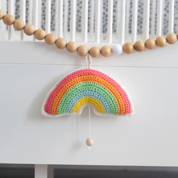Wollplatz Regenbogen-Spieluhr – Häkelpaket