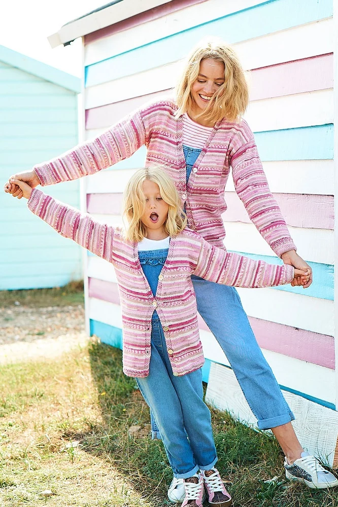 Strickanleitung Stylecraft You & Me DK Nr. 9821 Pullover und Jacke