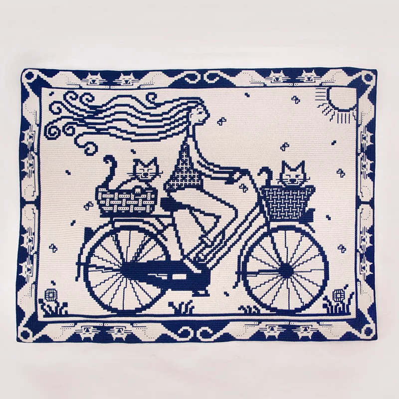 Frau mit Katzen beim Radfahren – Häkelpaket „Mozaïek“ von AdO Crochet