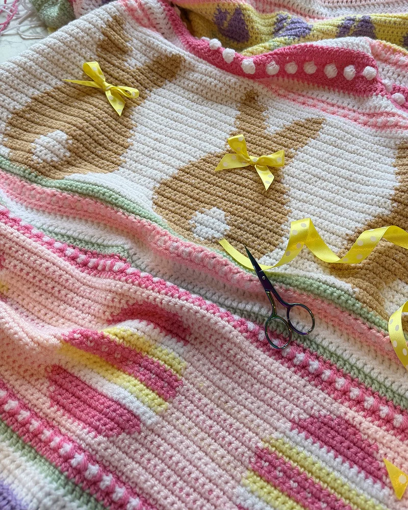 Das Häkelpaket „The Easter Blanket“ von Madebyanita zum gemeinsamen Häkeln